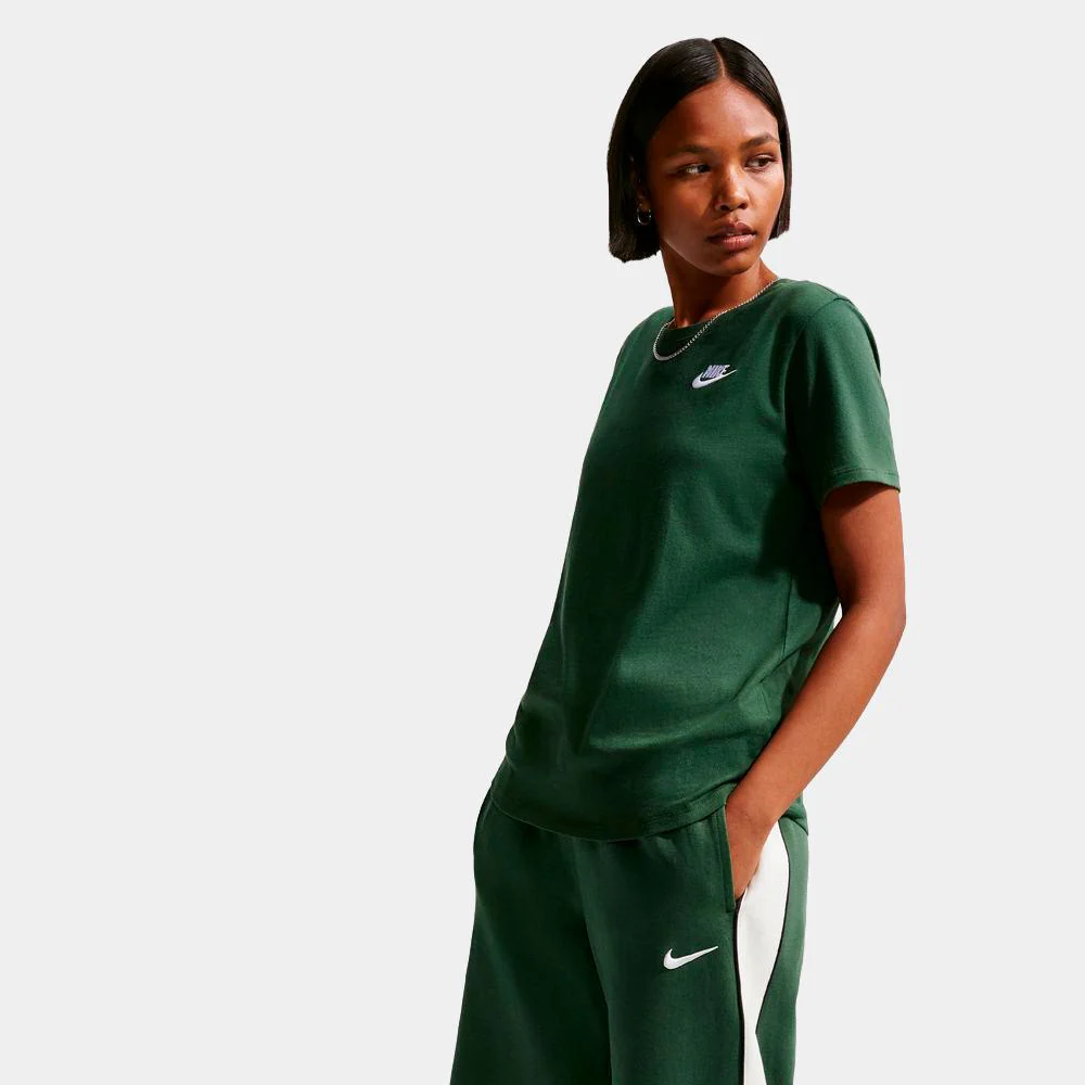 Camiseta  Nike Sportswear Club Essentials - Mujer - Image 4