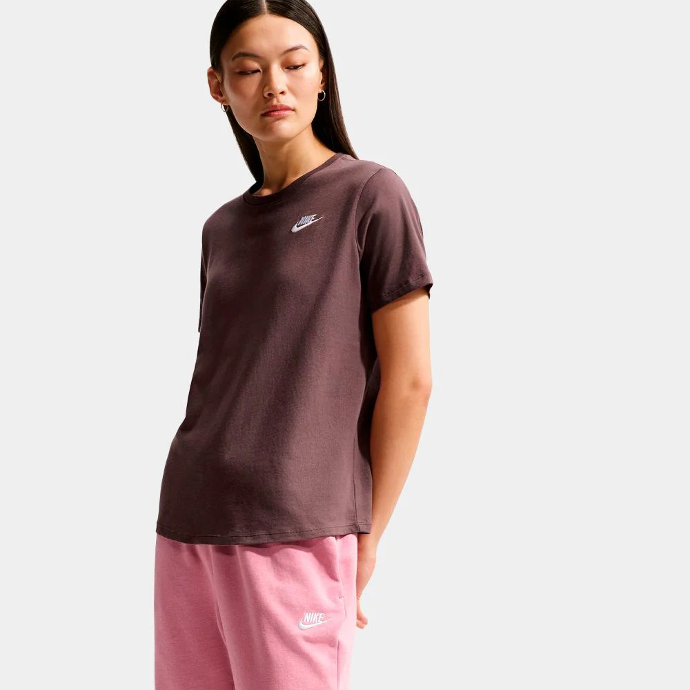 Camiseta  Nike Sportswear Club Essentials - Mujer - Image 4
