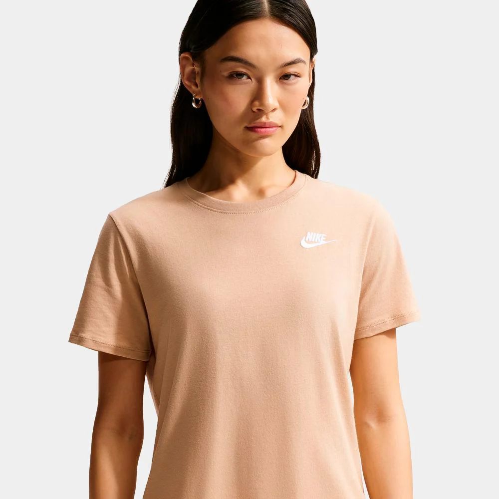 Camiseta  Nike Sportswear Club Essentials - Mujer - Image 3