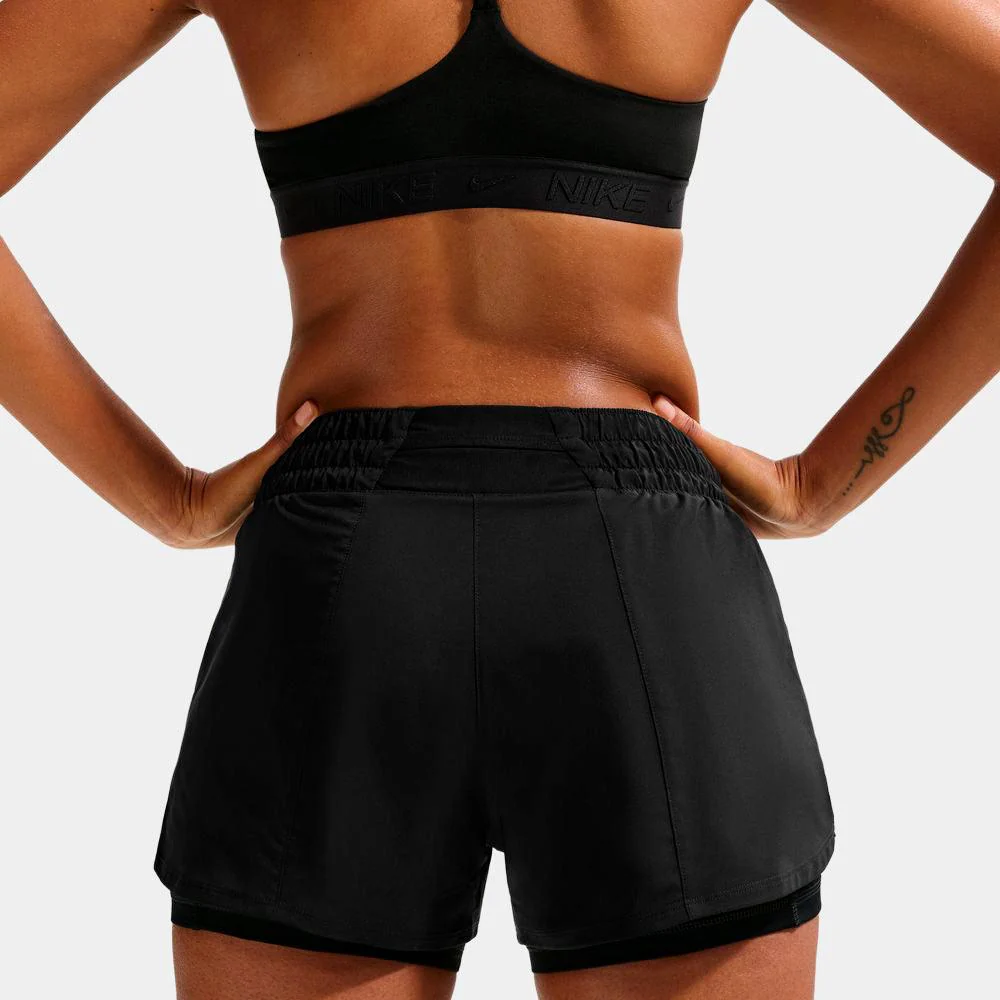 Pantalón Corto Nike One De 8 cm Con Talle Medio Y Diseño 2 En 1 DrI-Fit - Mujer - Image 2